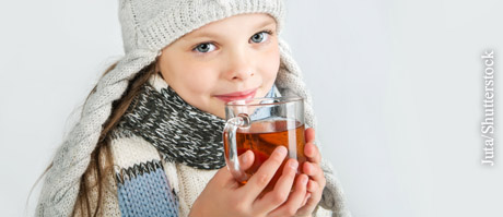  Auch im Winter sollten Kinder viel trinken, um Erkältungen vorzubeugen.